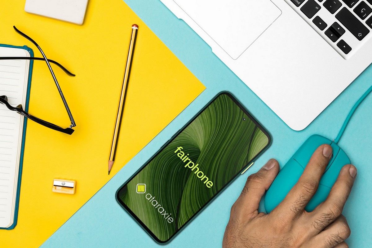 Image présentant un téléphone de la marque Fairphone utilisé dans une environnement professionnel - Freepik